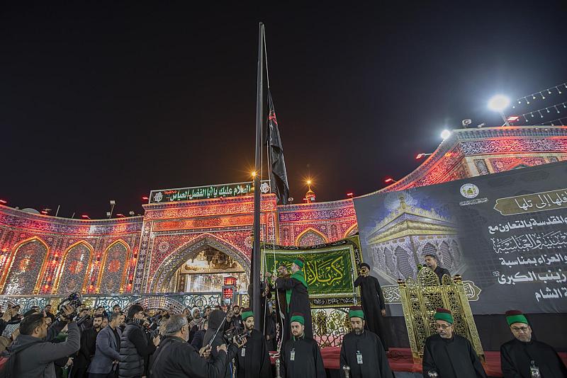بالتعاون مع العتبتين المقدستين.. أهالي كربلاء يرفعون راية العزاء في ذكرى وفاة السيدة زينب (عليها السلام)