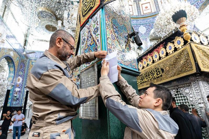 المباشرة بتركيب القواطع الخشبيّة المحيطة بشبّاك ضريح الحوراء زينب (عليها السلام)