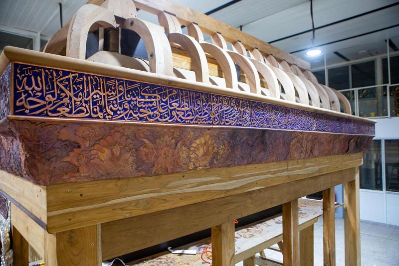 الانتهاءُ من الأفريز الزخرفيّ لشبّاك السيّدة زينب (عليها السلام)