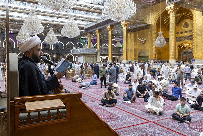 الزائرون يؤدون مراسم قراءة دعاء الندبة في صحن مرقد أبي الفضل العباس (عليه السلام)