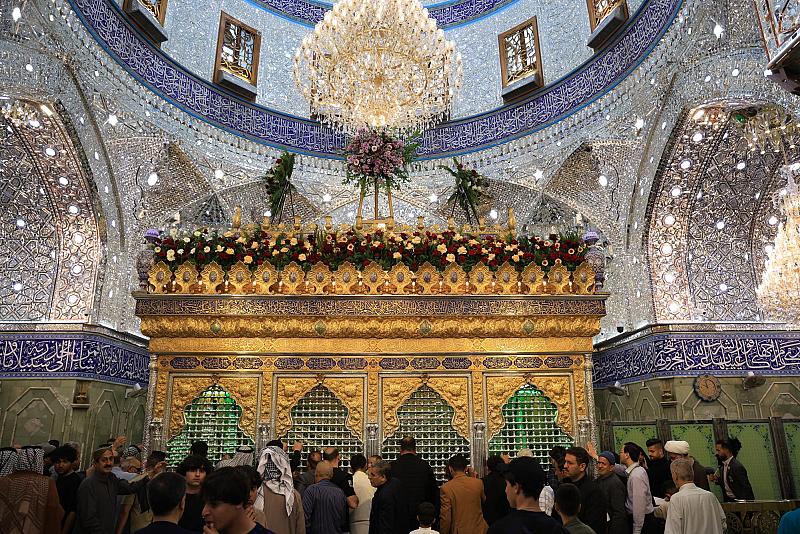 نشر أكاليل الزهور في مرقد أبي الفضل العباس (عليه السلام) بذكرى ولادة الإمام الحسن (عليه السلام)
