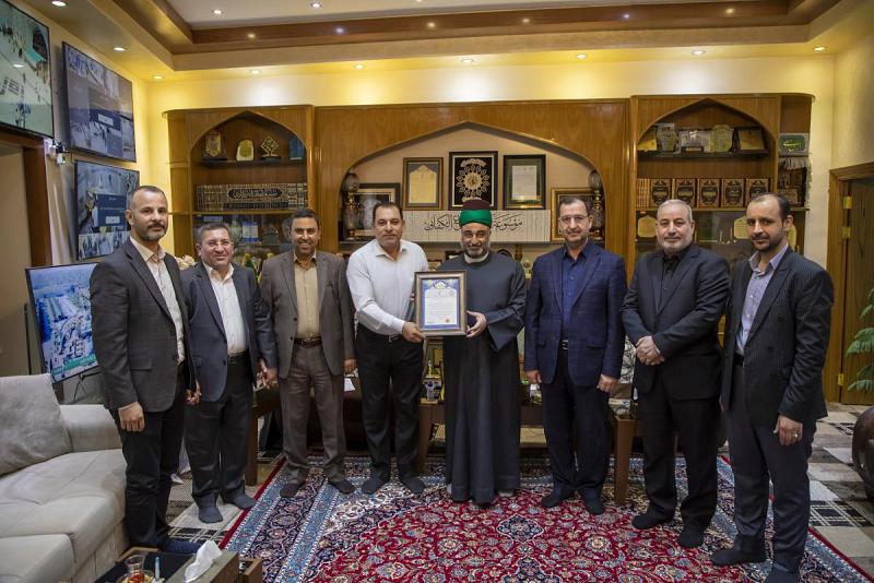 الأمين العام للعتبة العباسية يكرّم المكلّف بالملف الخبري لشباك السيدة زينب (عليها السلام)