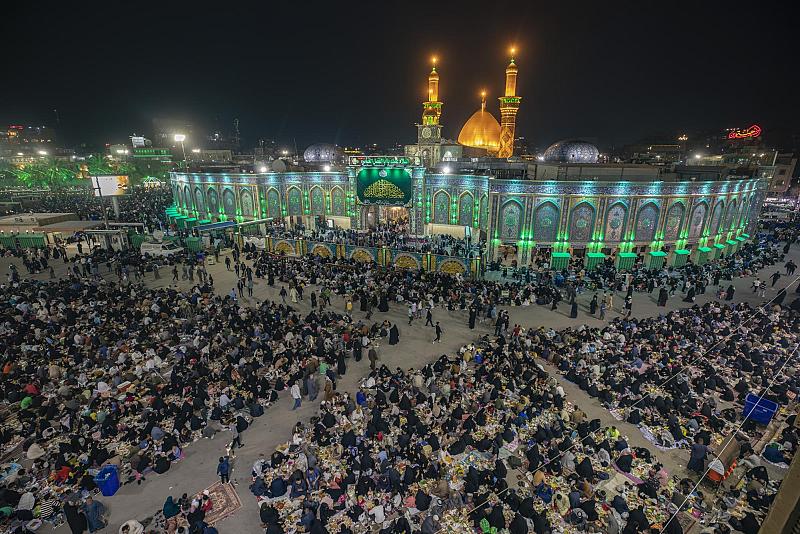 جموع الزائرين تُحيي ليلة الجمعة الأولى من شهر رمضان المبارك في كربلاء
