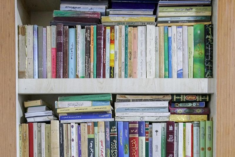 قسم المعارف يستلم كتبًا دينية وفقهية ضمن برنامج خاص بحفظ الإرث الفكري