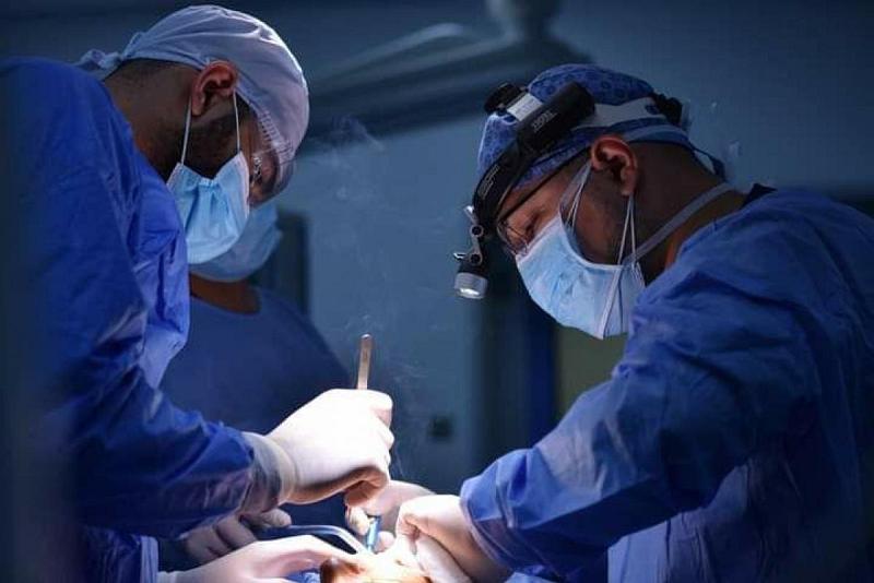 بعمليّةٍ نوعيّة.. أطبّاء مستشفى الكفيل التخصّصي ينجحون بمعالجة سبعينيّة تُعاني من ورمٍ سرطانيّ في الفكّ الأسفل
