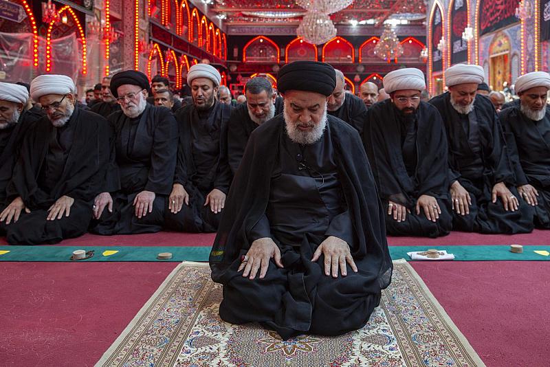 سماحة السيد الصافي يؤم المصلين في صحن مرقد أبي الفضل العباس (عليه السلام) في يوم عاشوراء