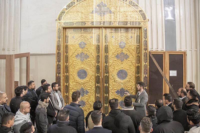 قسم صناعة الشبابيك يستعرض أعماله في صناعة شبابيك المراقد المقدّسة وأبوابها للمشاركين في البرنامج المركزي الأسبوعي