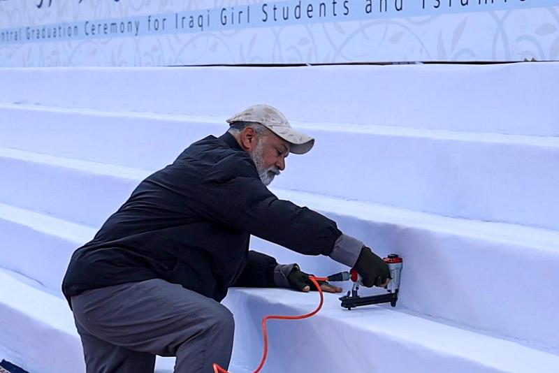 قسم الصناعات يجهّز منصة حفل تخرج طالبات الجامعات العاشر في مجمّع أبي الفضل العباس (عليه السلام)