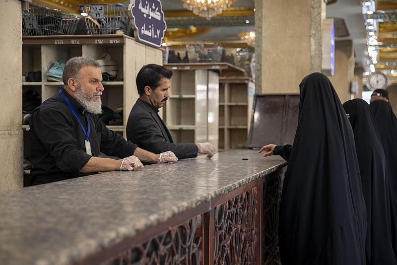 قسم الشؤون الخدمية يقدّم خدماته لزائري مرقد أبي الفضل العباس (عليه السلام)