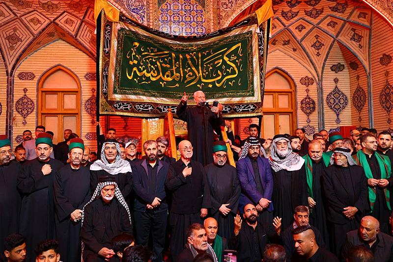 موكب أهالي كربلاء يحيي ذكرى شهادة الإمام علي (عليه السلام) في النجف الأشرف