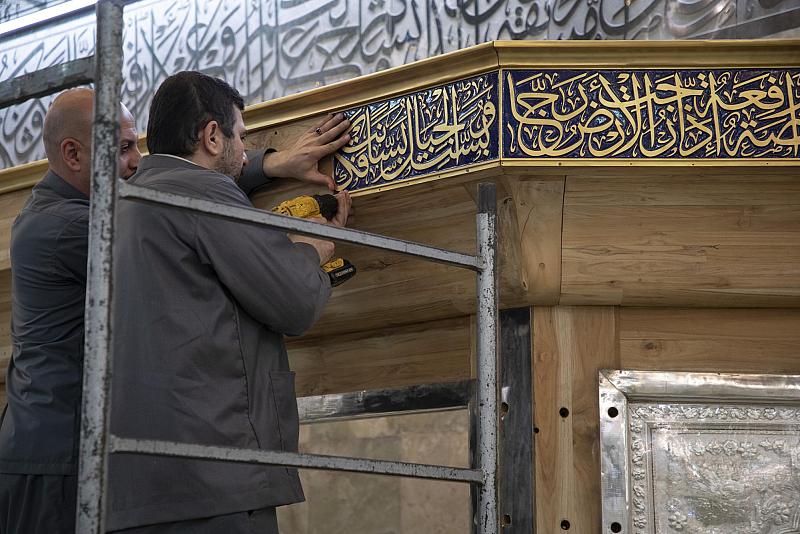 قسم صناعة الشبابيك يباشر بتثبيت الأجزاء المعدنية في شباك سرداب الإمام الجواد (عليه السلام)