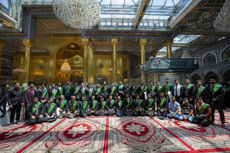 200 طالبٍ وطالبةٍ جامعيّين يتوّجون تخرّجهم عند مرقد أبي الفضل العبّاس (عليه السلام)
