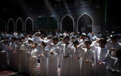 براعم الدورات الصيفية القرآنية يقرءون دعاء الفرج في صحن ابو الفضل العباس ع