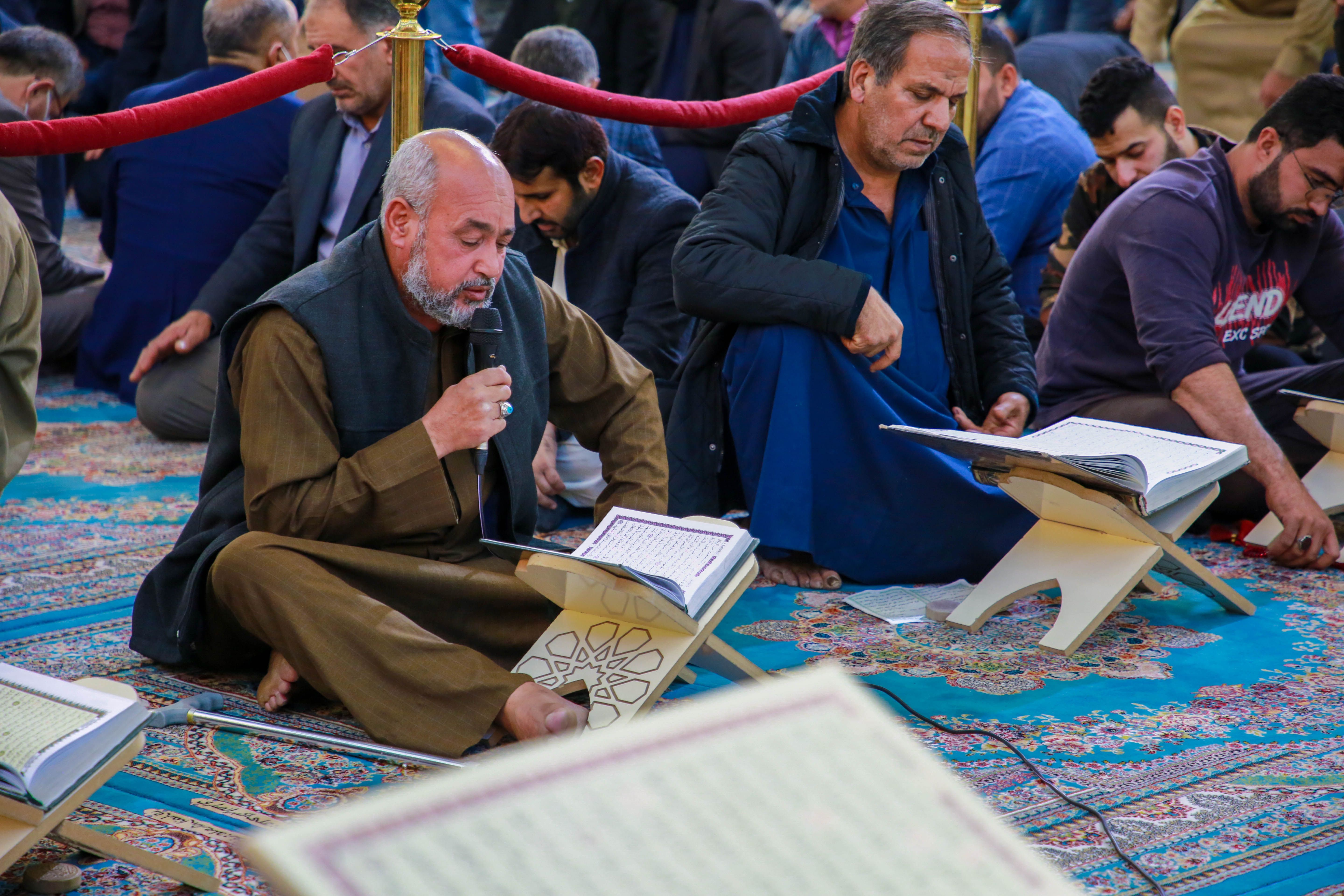 معهد القرآن الكريم والسادة الخدم يقيمان محفلًا تعليميًا في الصحن العباسيّ المطهّر