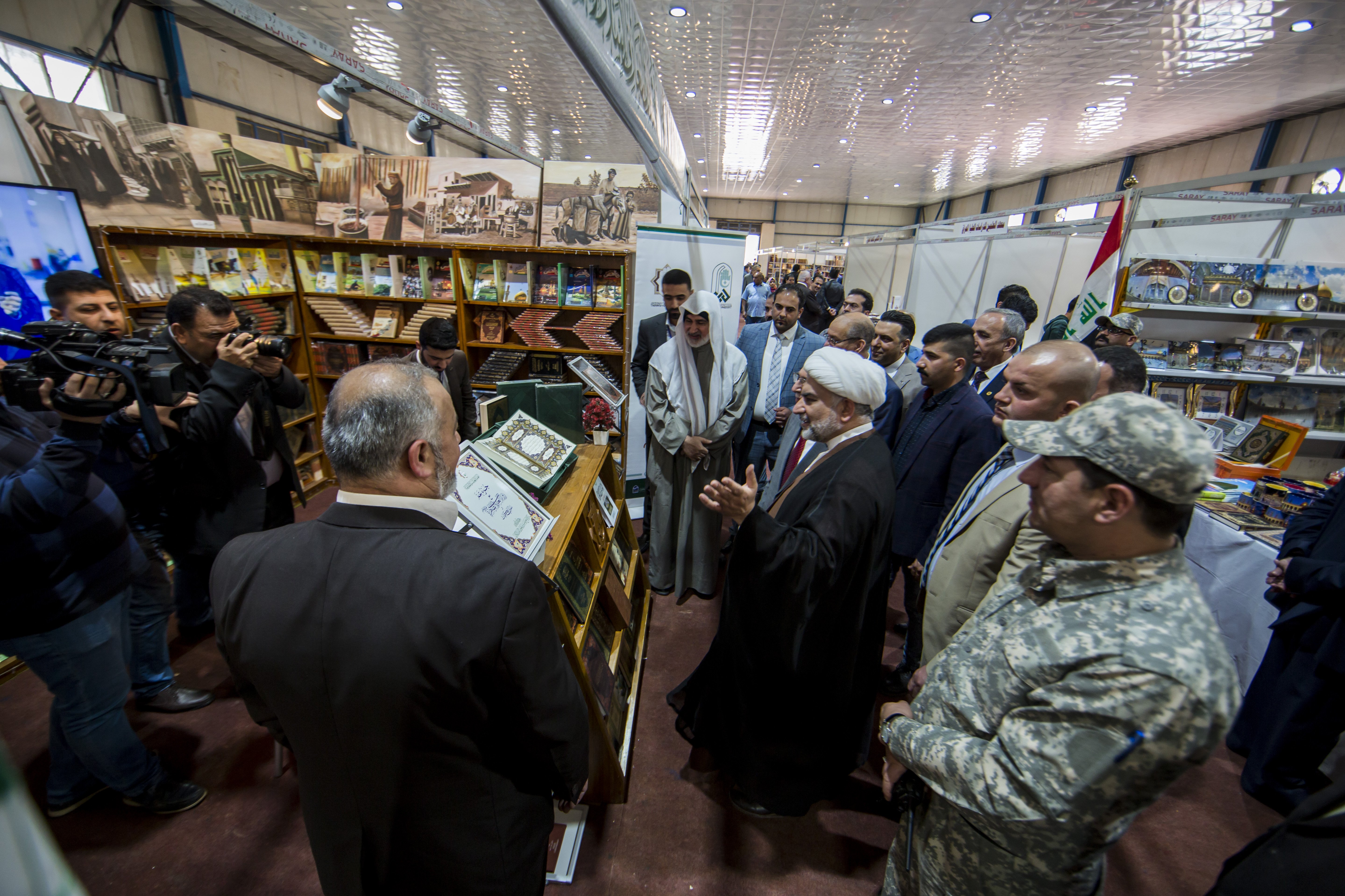 وزير التعليم العالي يشيد بمصحف العتبة العباسية المقدسة عند زيارته الجناح التابع لها في معرض بغداد الدولي للكتاب