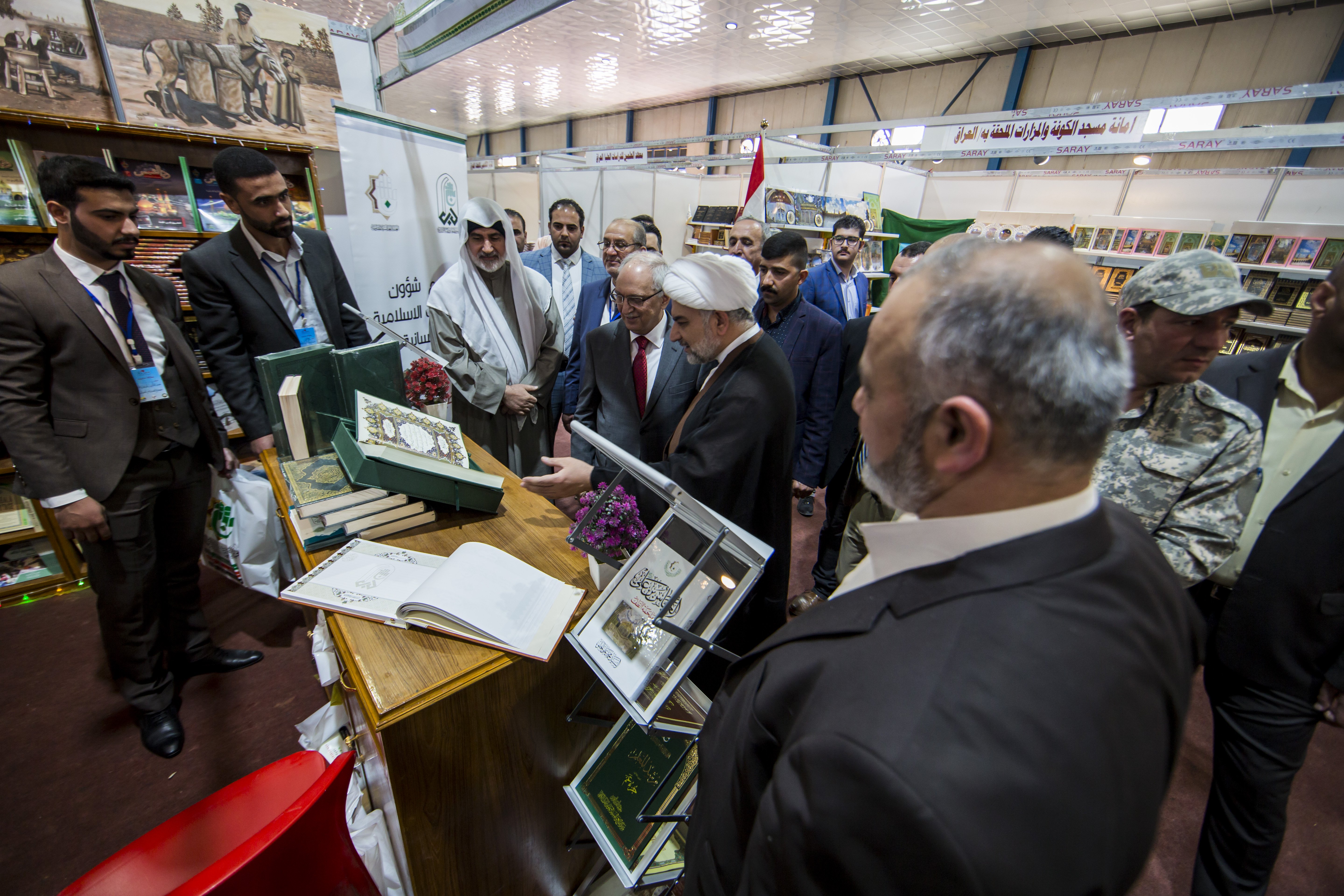 وزير التعليم العالي يشيد بمصحف العتبة العباسية المقدسة عند زيارته الجناح التابع لها في معرض بغداد الدولي للكتاب