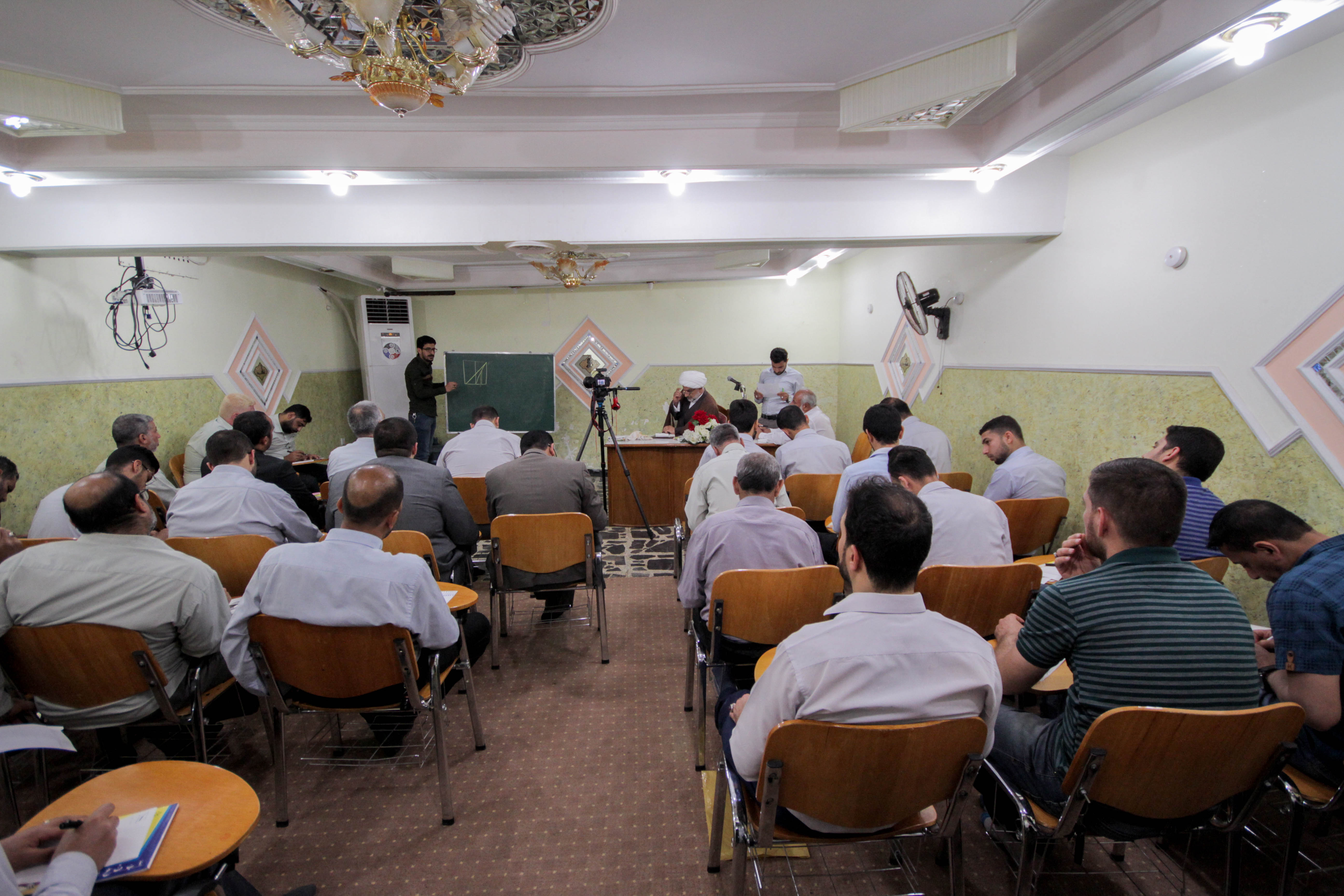 مركز علوم القرآن وتفسيره وطبعه يقيم دورة تعليمية في الخط العربي
