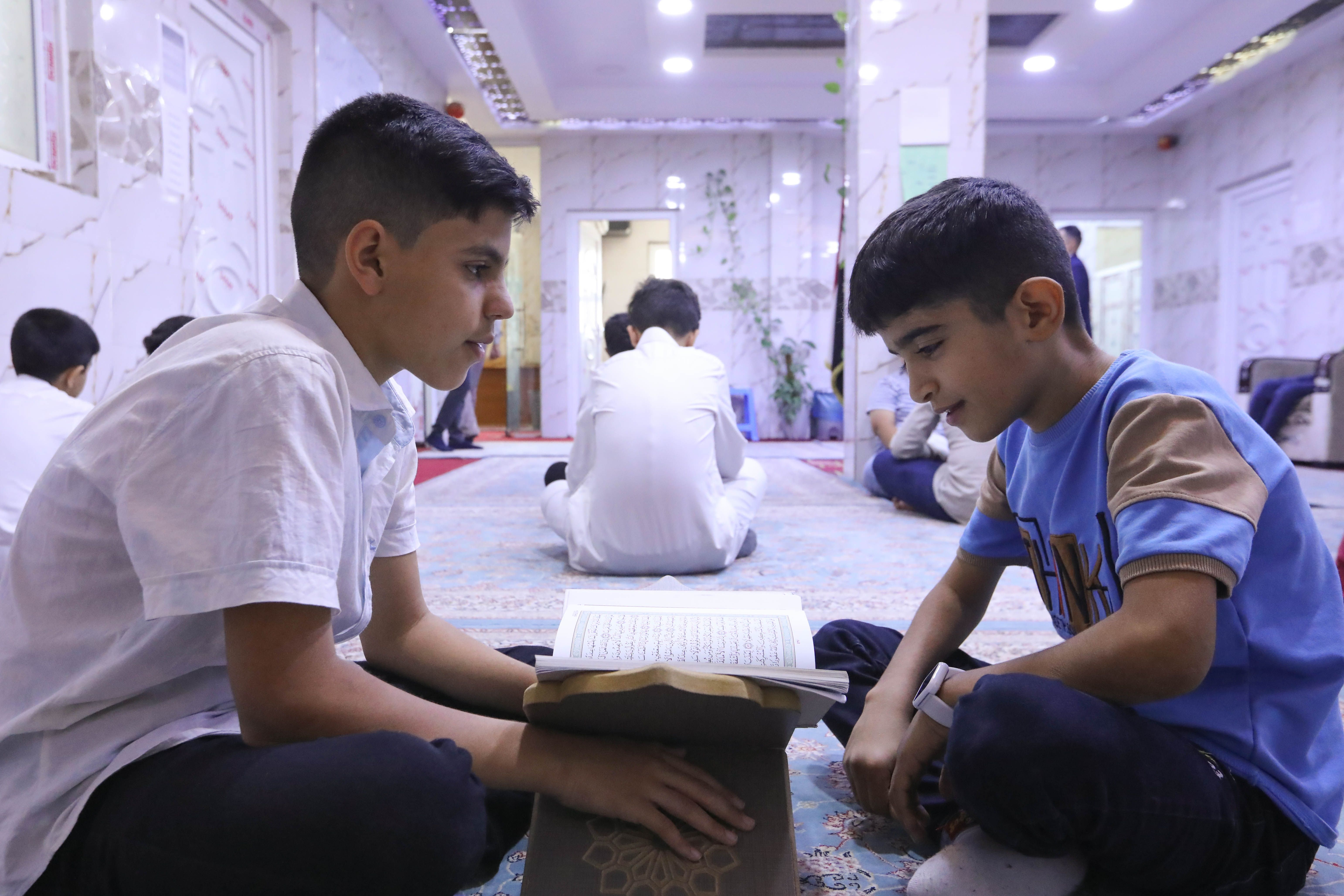 طلبة المجمع العلمي يواصلون دروس حفظ القرآن الكريم ويحققون تقدماً كبيراً