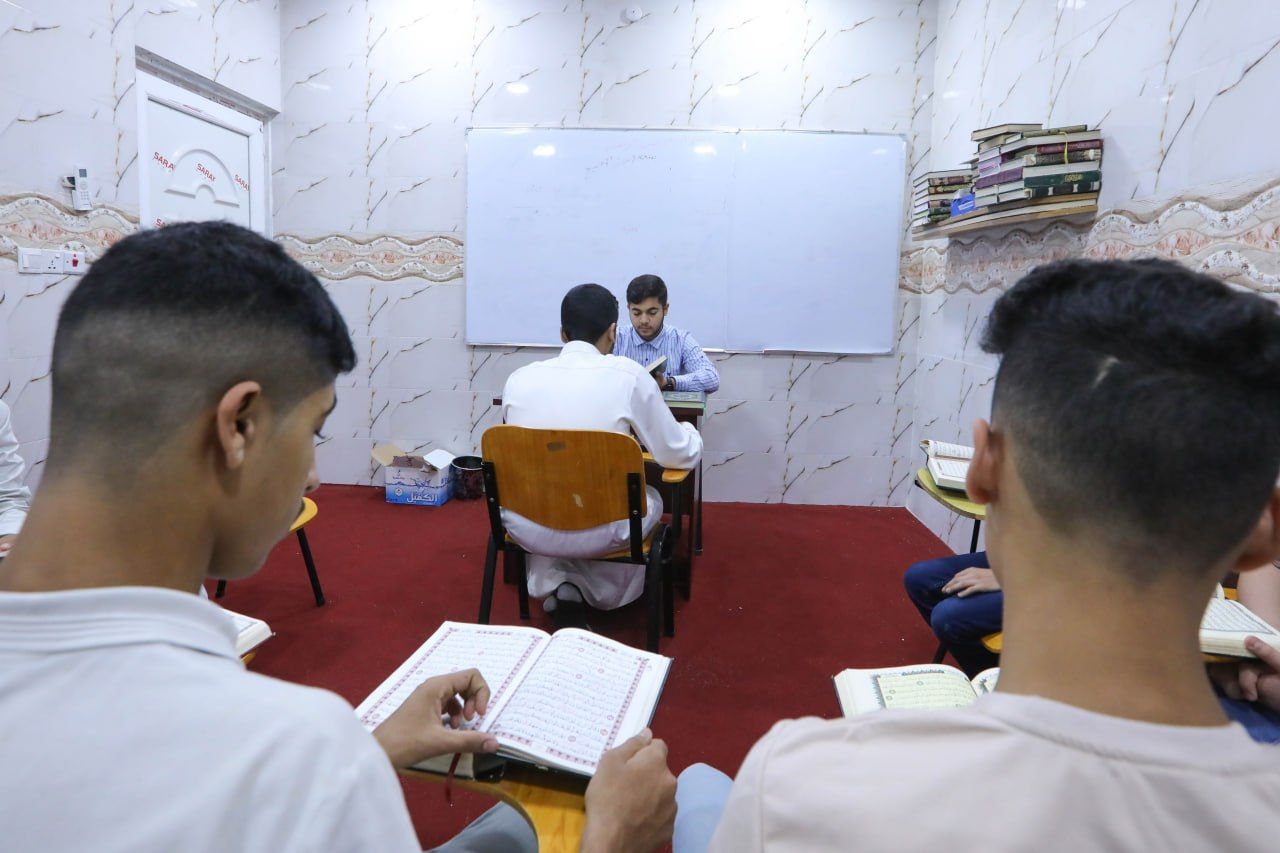 طلبة المجمع العلمي يواصلون دروس حفظ القرآن الكريم ويحققون تقدماً كبيراً