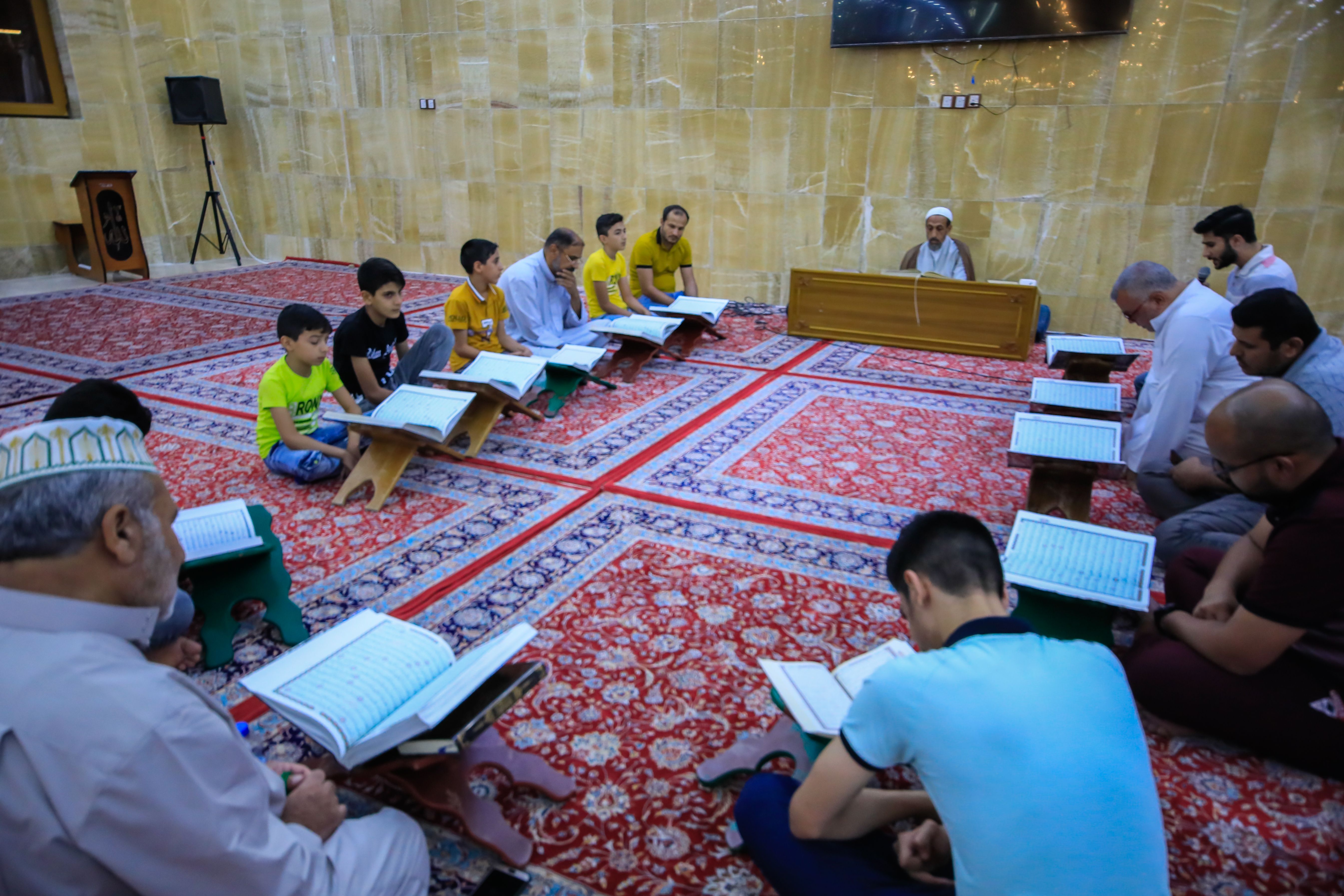 معهد القرآن الكريم يُقيم جلسة قرآنية في مقام الإمام المهدي (عجل الله فرجه الشريف)