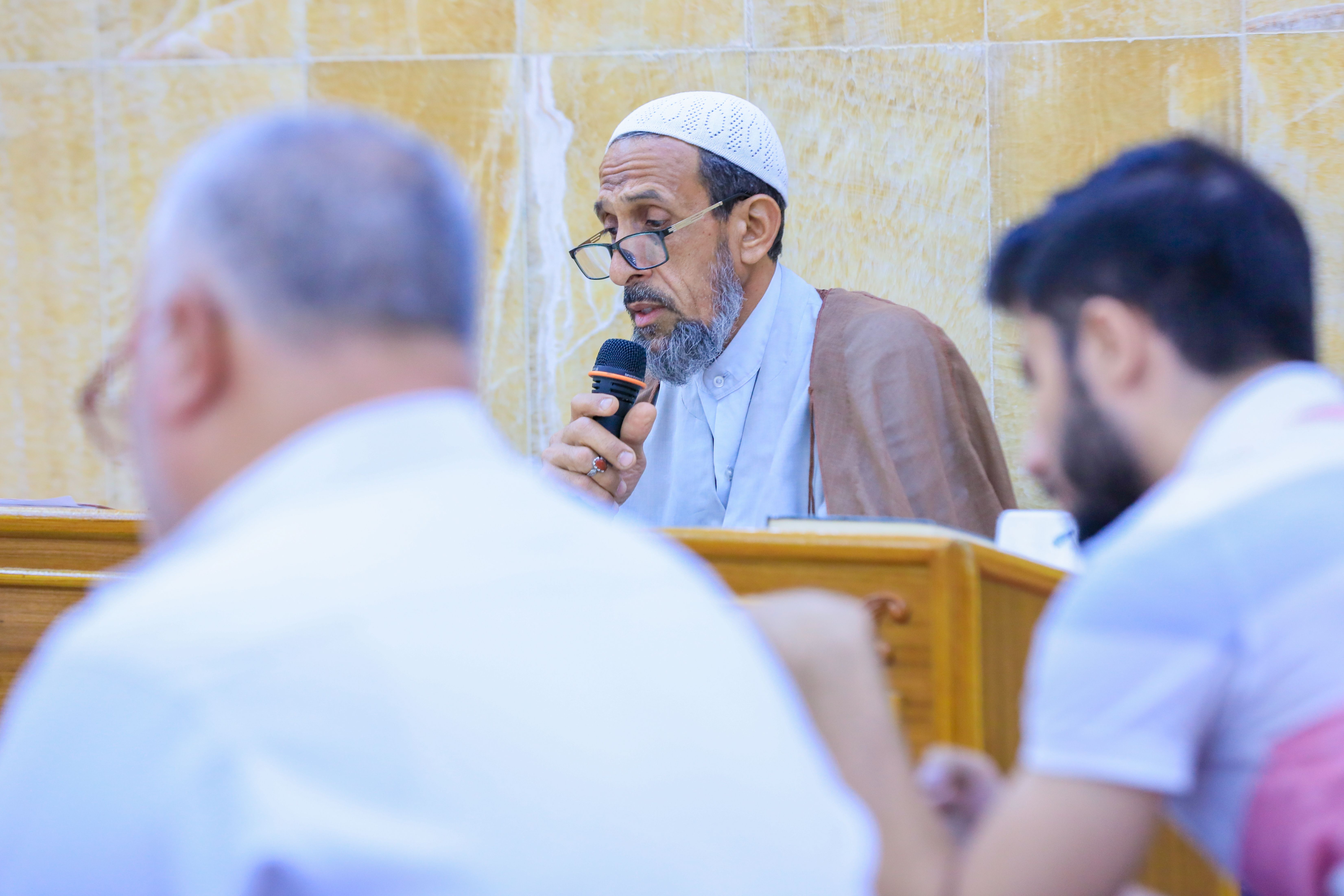 معهد القرآن الكريم يُقيم جلسة قرآنية في مقام الإمام المهدي (عجل الله فرجه الشريف)