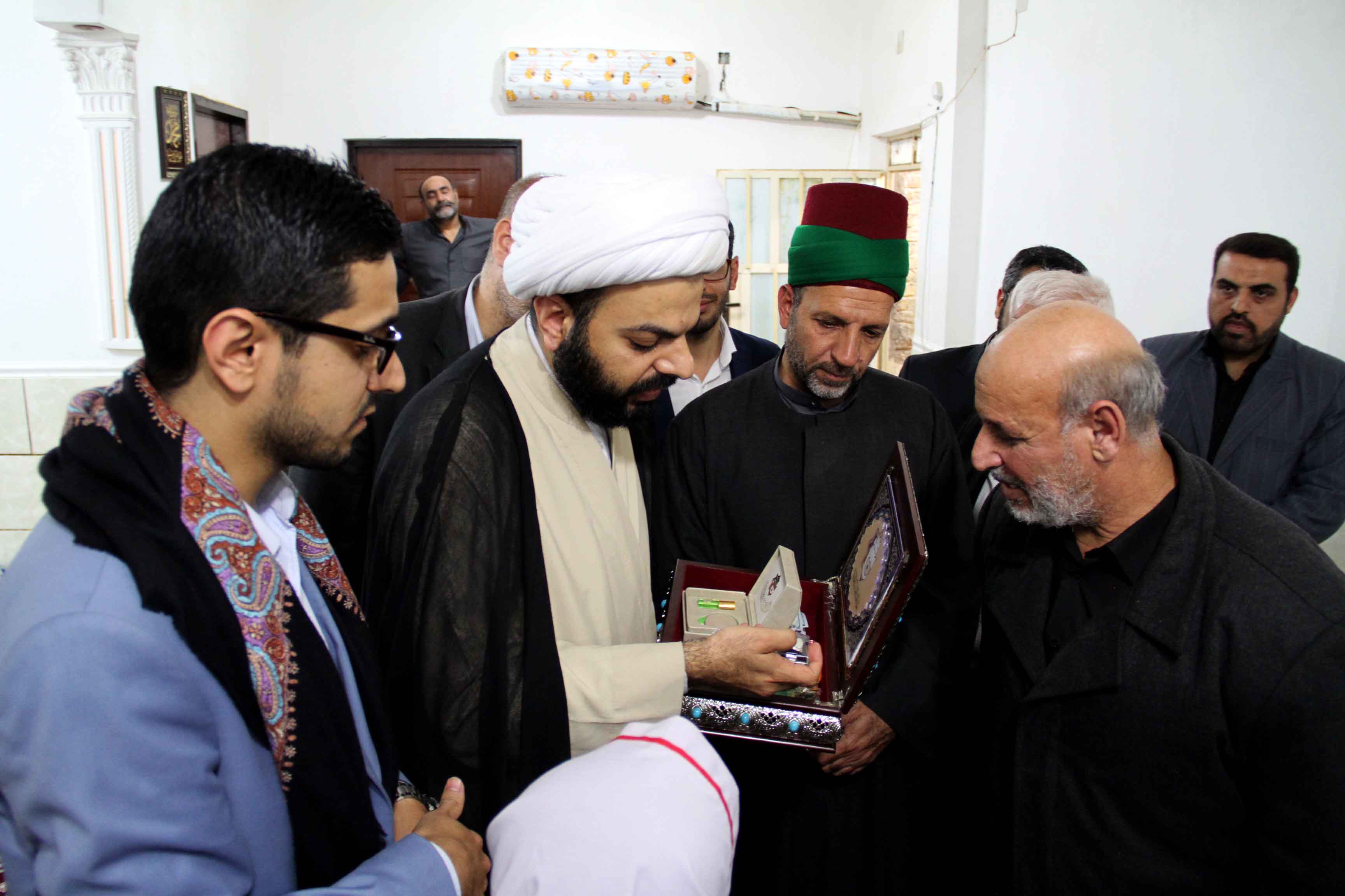 وفد العتبة العباسية المقدسة يزور بيوت القرّاء الإيرانيين المهاجرين إلى الله ويقدم التعازي لعوائلهم