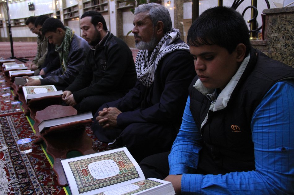 مجموعة من قرّاء كربلاء والمحافظات يستمعون إلى ملاحظات قيمة خلال مشاركتهم في الجلسة القرآنية المركزية.