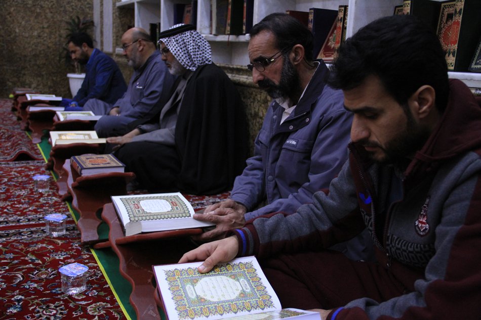 مجموعة من قرّاء كربلاء والمحافظات يستمعون إلى ملاحظات قيمة خلال مشاركتهم في الجلسة القرآنية المركزية.