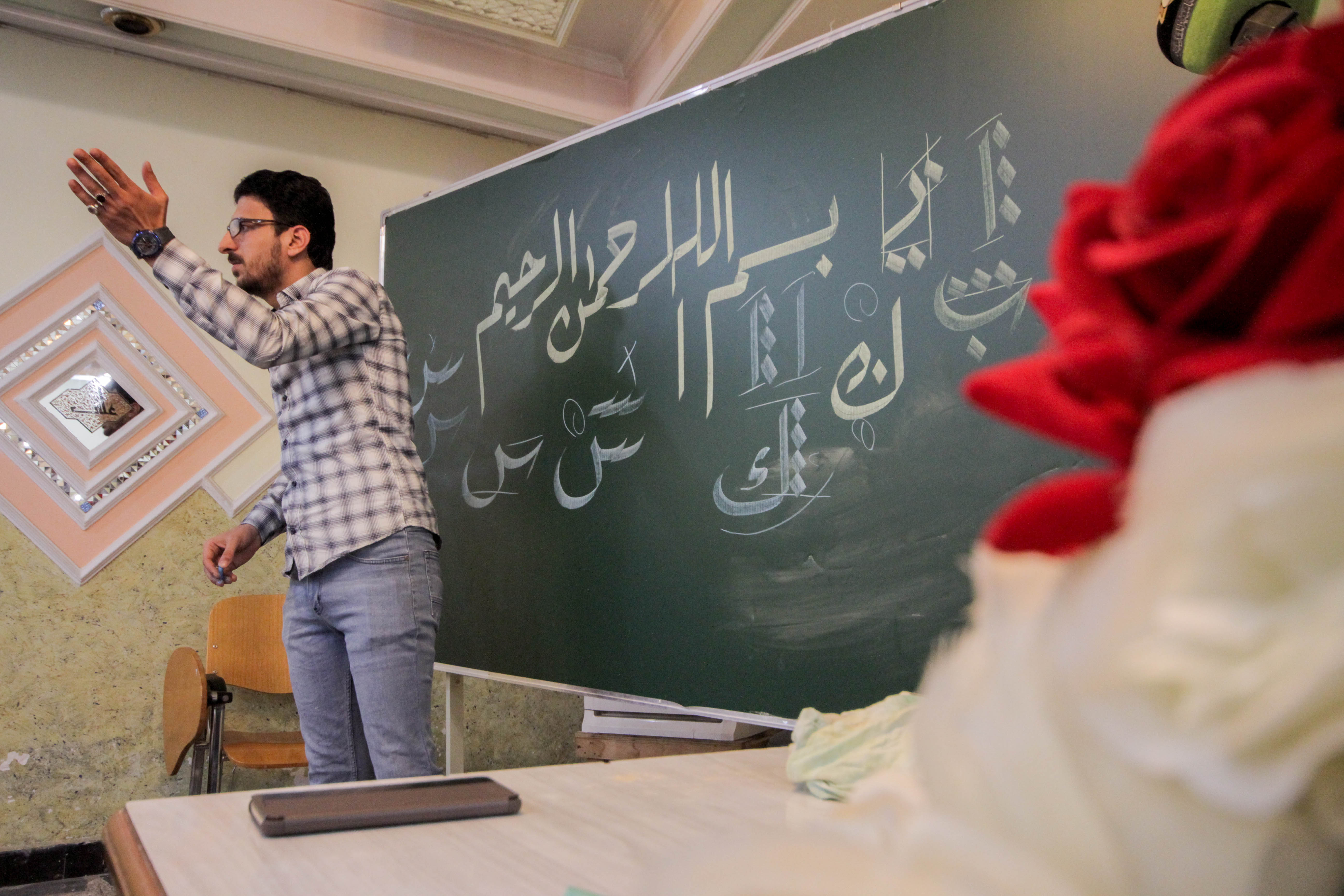 مركز عُلوم القرآن وتفسيره وطبعه يختتم دورة تعليم الخط العربي