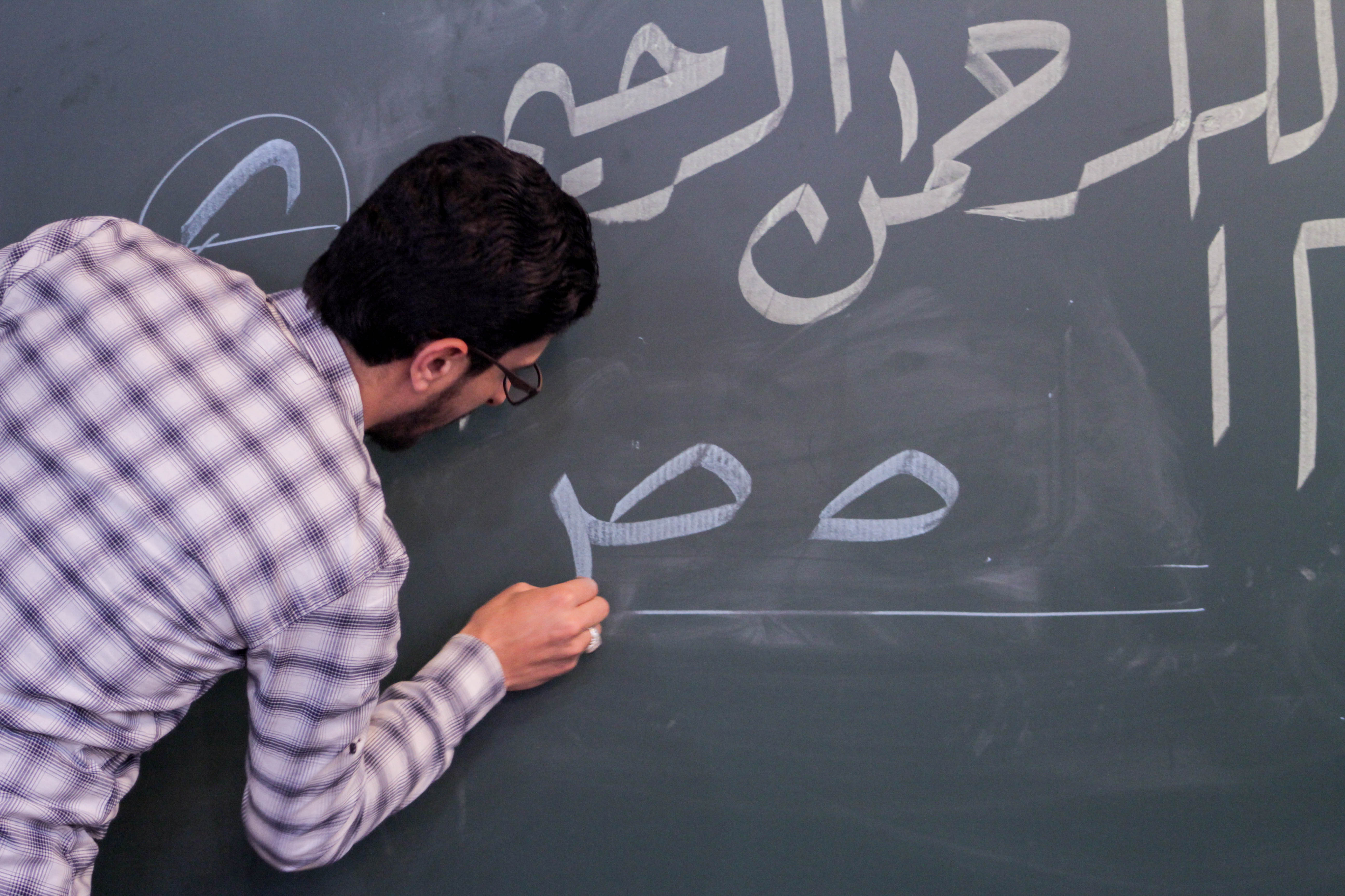 مركز عُلوم القرآن وتفسيره وطبعه يختتم دورة تعليم الخط العربي