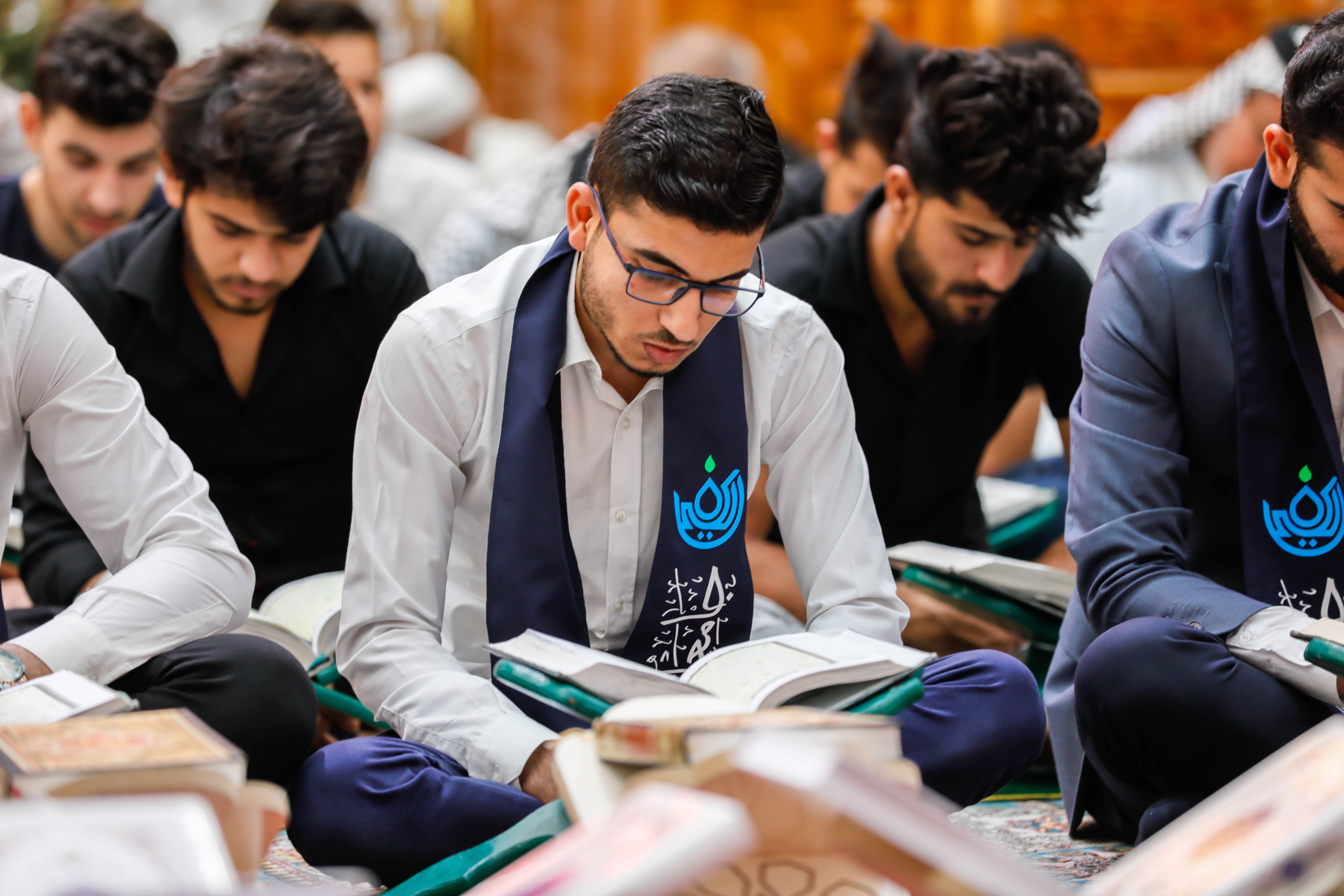 طلبة العلوم الدينية يشاركون في الختمة القرآنية المرتلة وسط الصحن العباسي المُطهّر