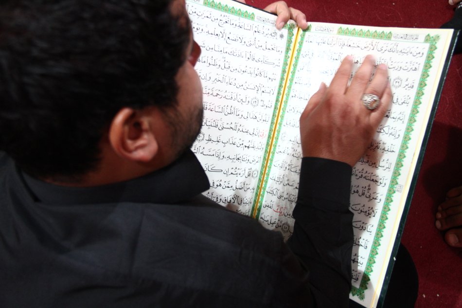 معهد القرآن الكريم يهدي تسع ختمات قرآنية للإمام الحسين وأخيه أبي الفضل (عليهما السلام).