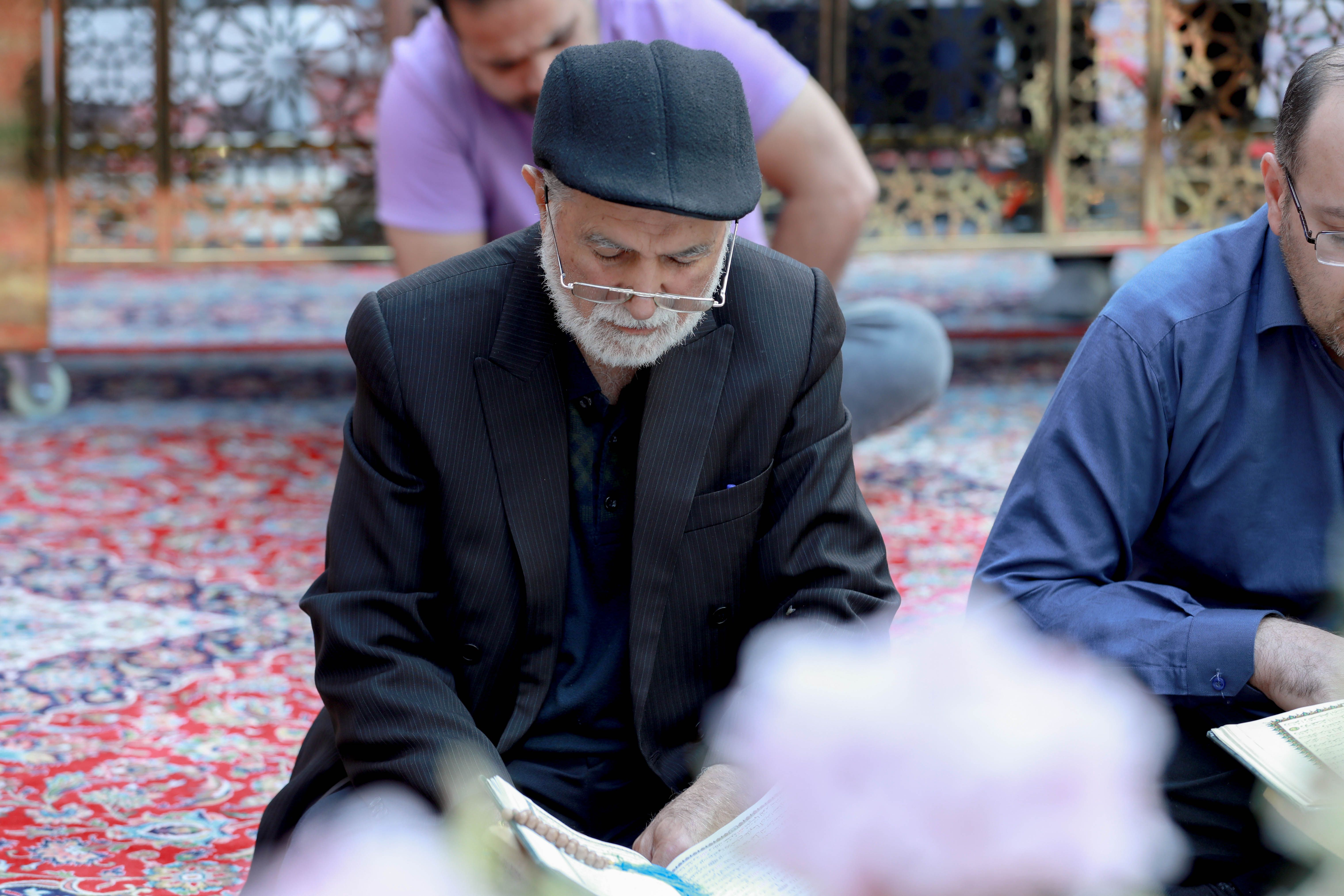 المؤمنون يُحيون جلسات الختمة القرآنية التعليميّة في الصحن العبّاسيّ المُطهّر