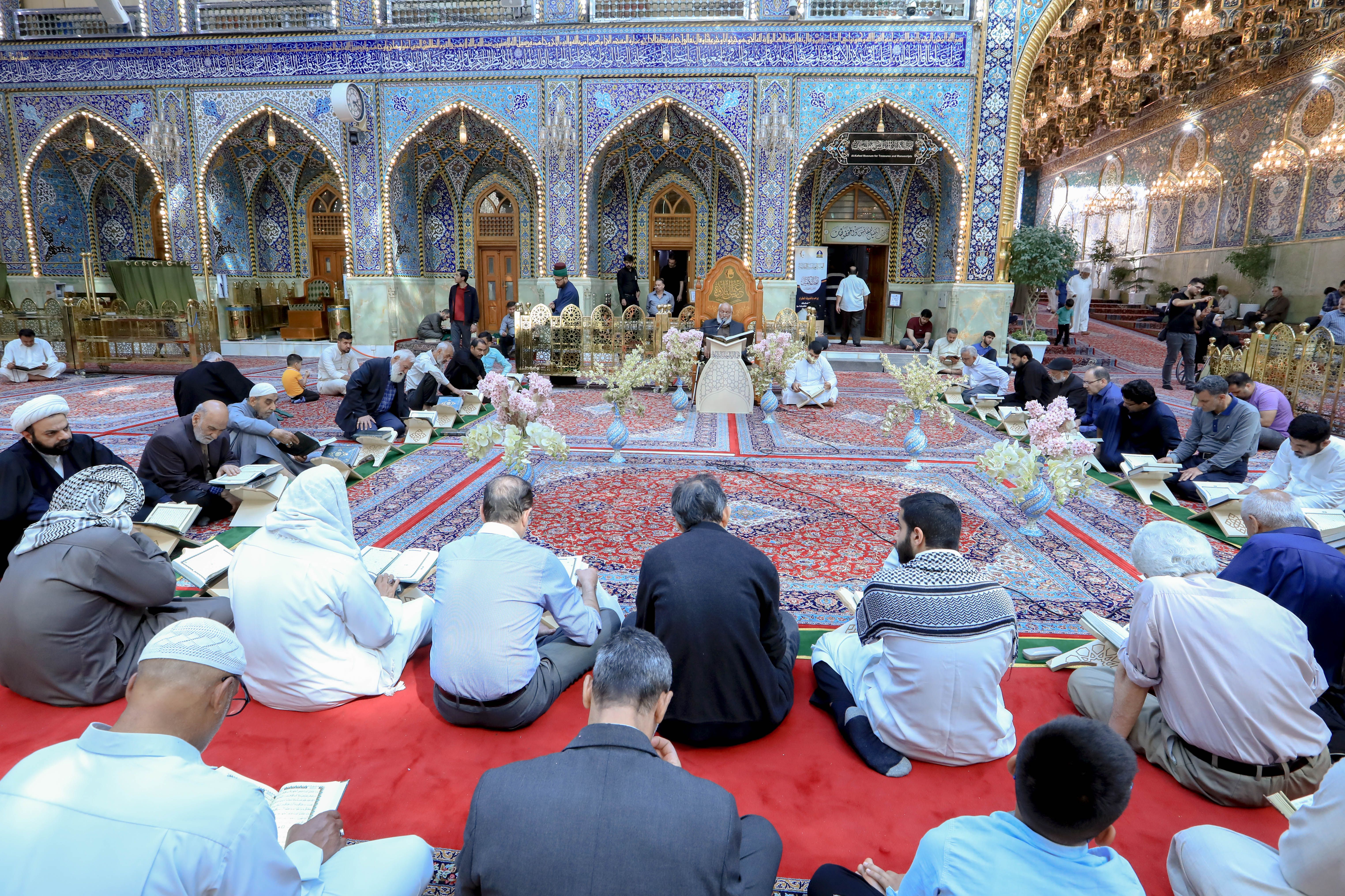 المؤمنون يُحيون جلسات الختمة القرآنية التعليميّة في الصحن العبّاسيّ المُطهّر