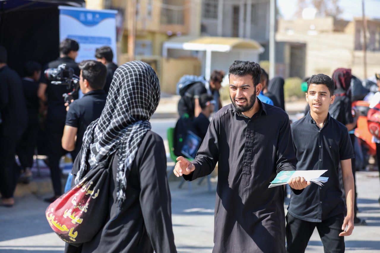 طلبة وأساتذة التحفيظ في الديوانية يقدمون الخدمات القرآنية لزائري الأربعين