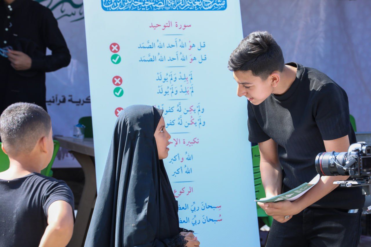 طلبة وأساتذة التحفيظ في الديوانية يقدمون الخدمات القرآنية لزائري الأربعين