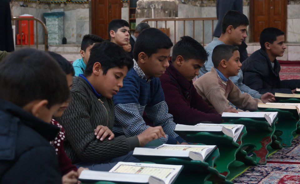 معهدُ القرآن الكريم يُقيم محفلاً قرآنيًّا اسبوعياً في الصحن العبّاسيّ المُطهّر