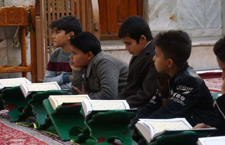 معهدُ القرآن الكريم يُقيم محفلاً قرآنيًّا اسبوعياً في الصحن العبّاسيّ المُطهّر