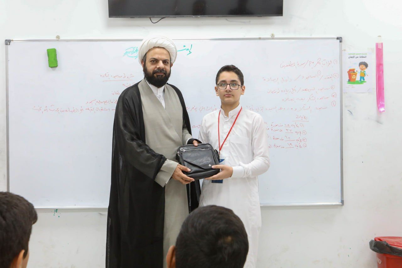 مدير معهد القرآن الكريم يكرم الطلبة الأوائل في مشروع الدورات الصيفية
