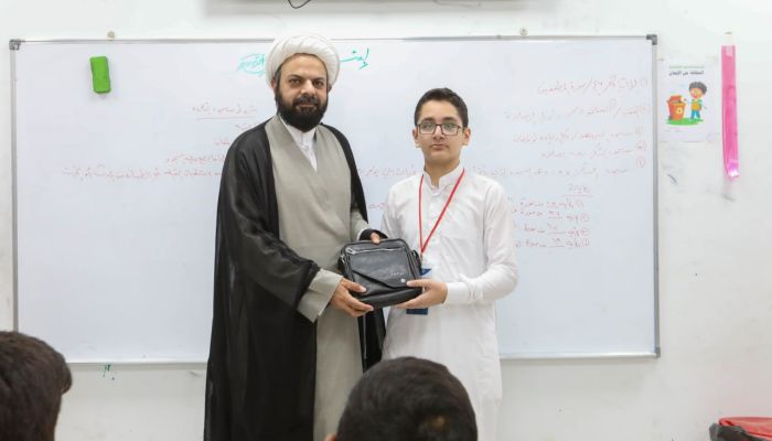 مدير معهد القرآن الكريم يكرم الطلبة الأوائل في مشروع الدورات الصيفية