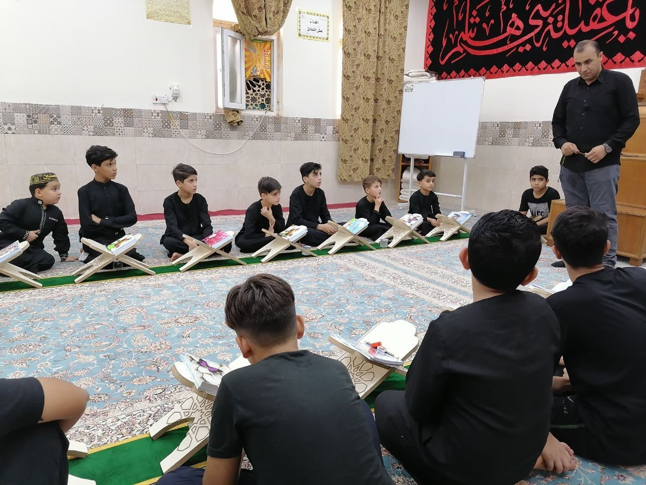 معهد القرآن الكريم يقيم دورة قرآنية بعنوان حامل اللواء بمشاركة 25 طالبًا