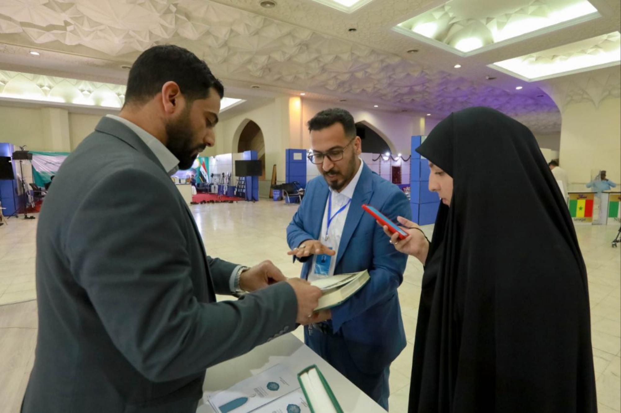 جناح المجمع العلمي يشهد توافد أعضاء الوفود الباكستانية والأفغانية في معرض طهران الدولي