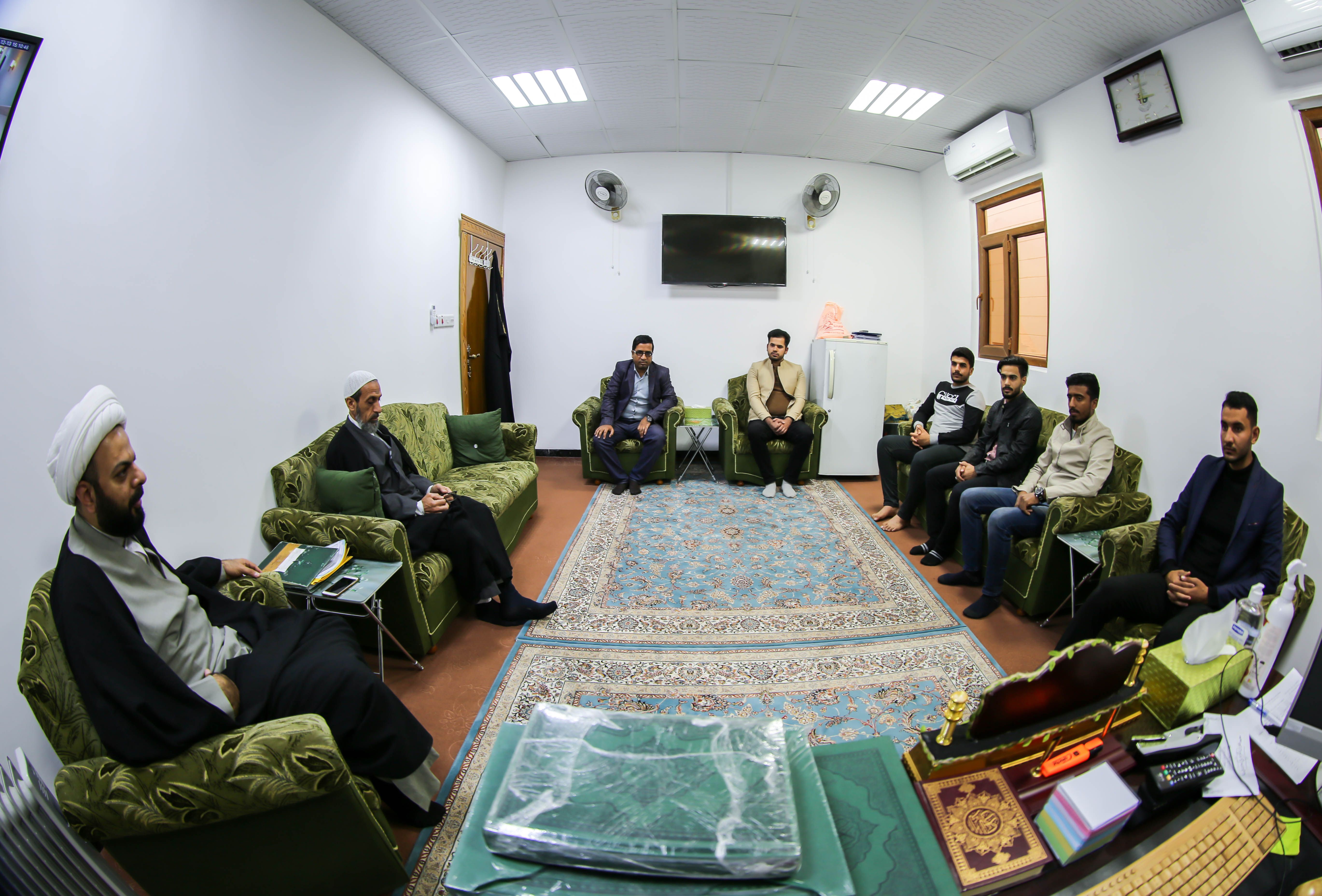 مدير معهد القرآن الكريم يُكرم عددًا من أساتذة مشروع حفظ الكتاب العزيز في كربلاء المقدسة