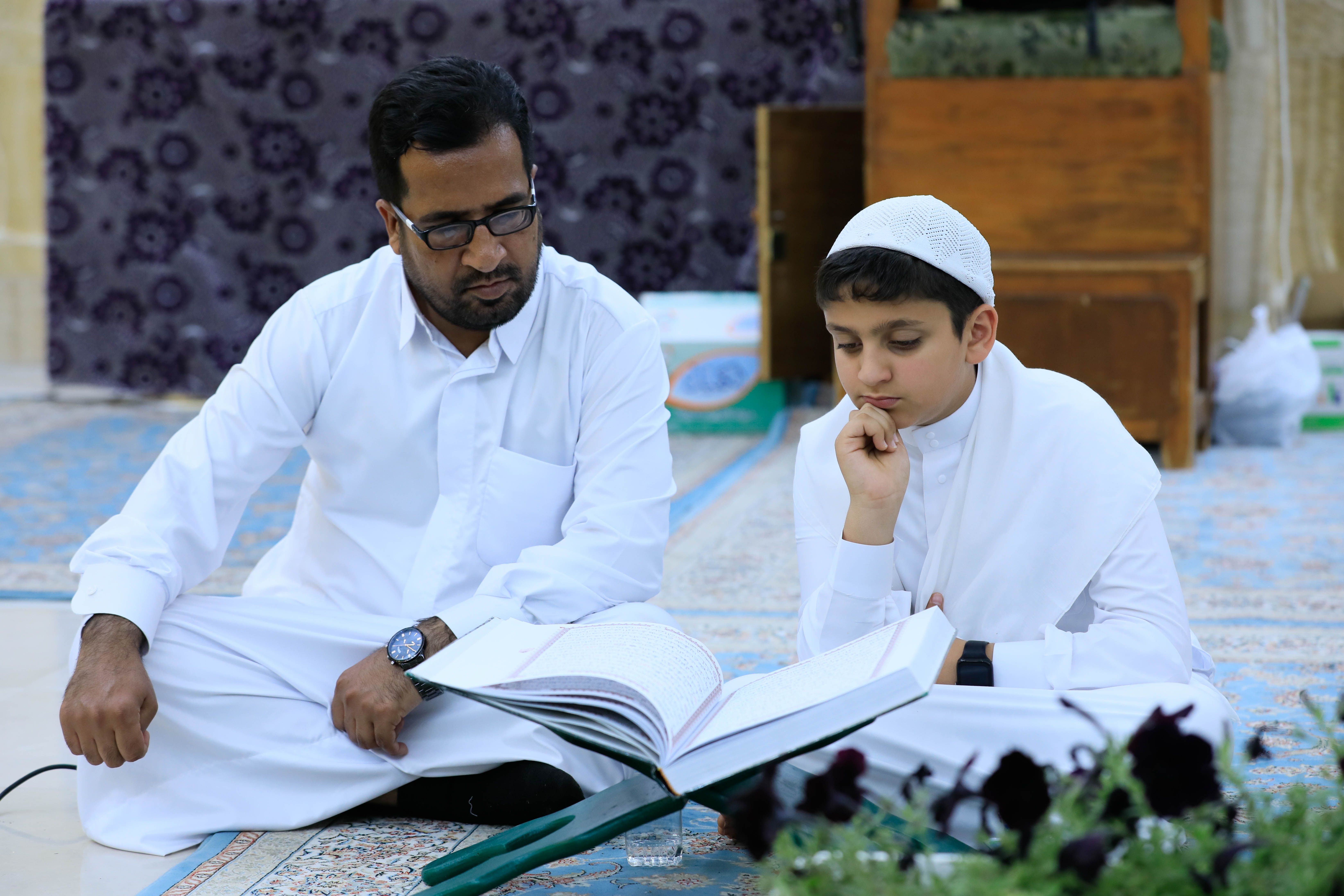 حناجر طلاب المعهد تصدح بآيات الله حفظًا في مقام الإمام المهدي (عج)