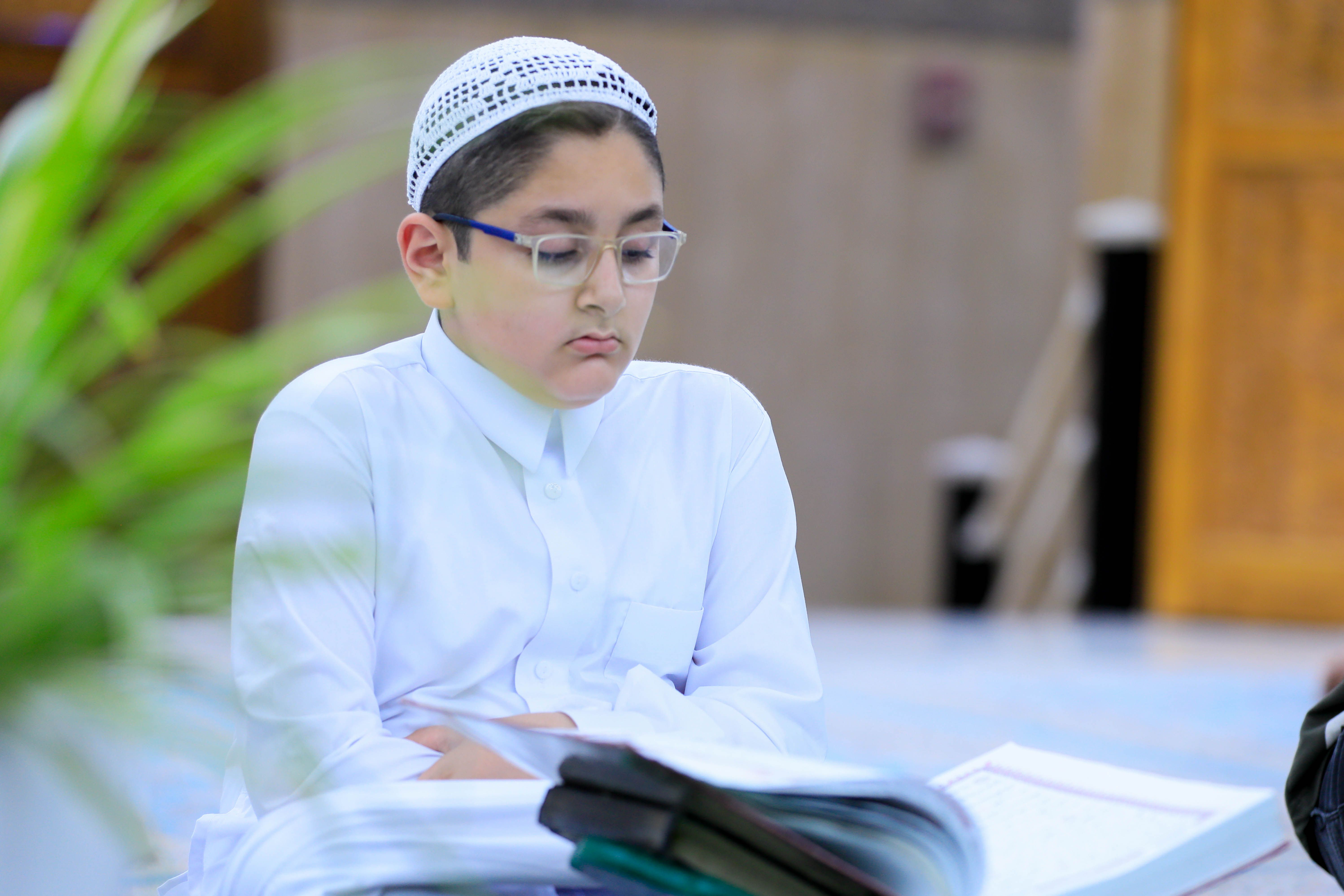 حناجر طلاب المعهد تصدح بآيات الله حفظًا في مقام الإمام المهدي (عج)