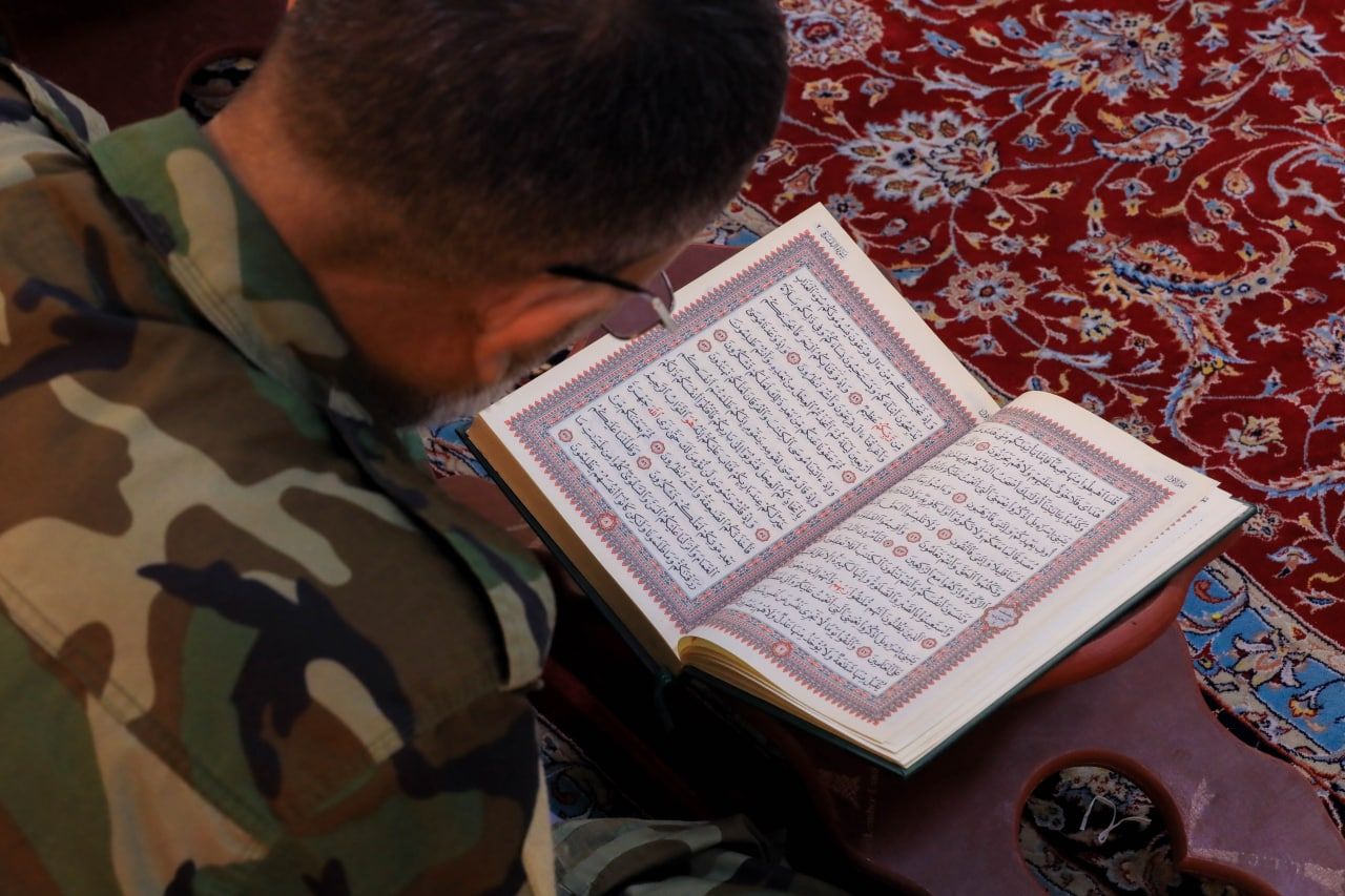 فرقة العباس القتالية ومعهد القرآن الكريم يُقيمان ختمة رمضانية مرتلة في كربلاء