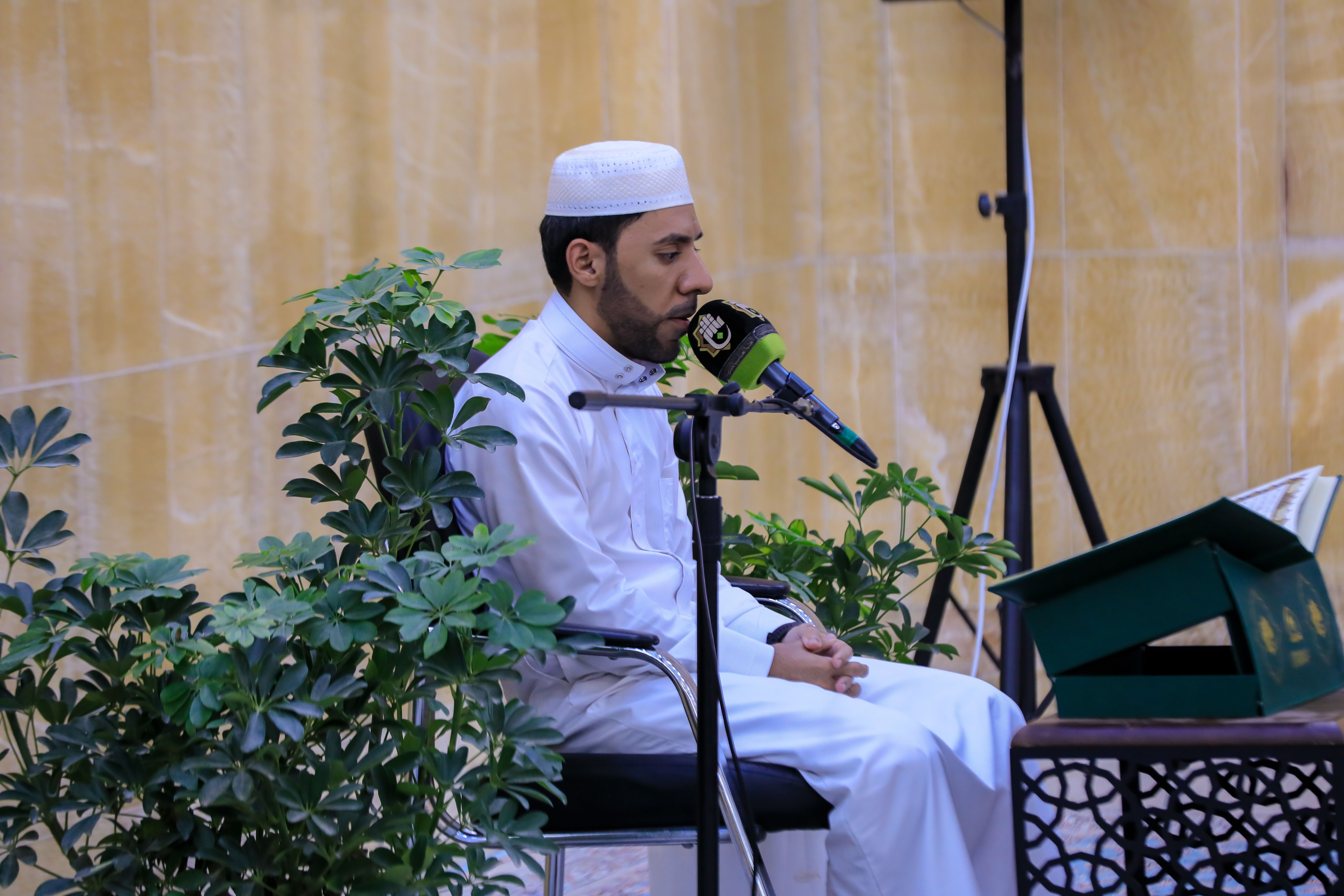 معهد القرآن الكريم يقيم محفله القرآني الاسبوعي في مقام الامام المهدي (عج)