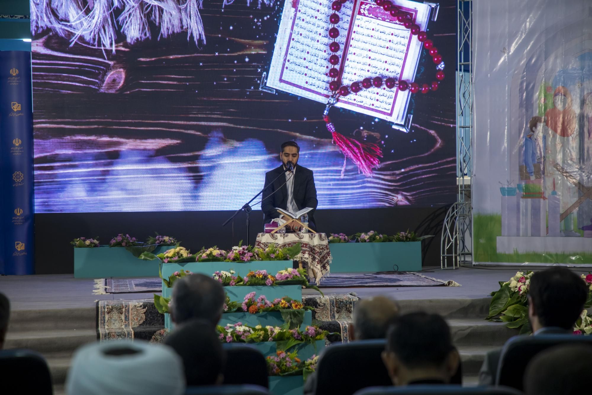 وزير الثقافة الإيراني يطّلع على جناح المجمع العلمي في معرض طهران الدولي