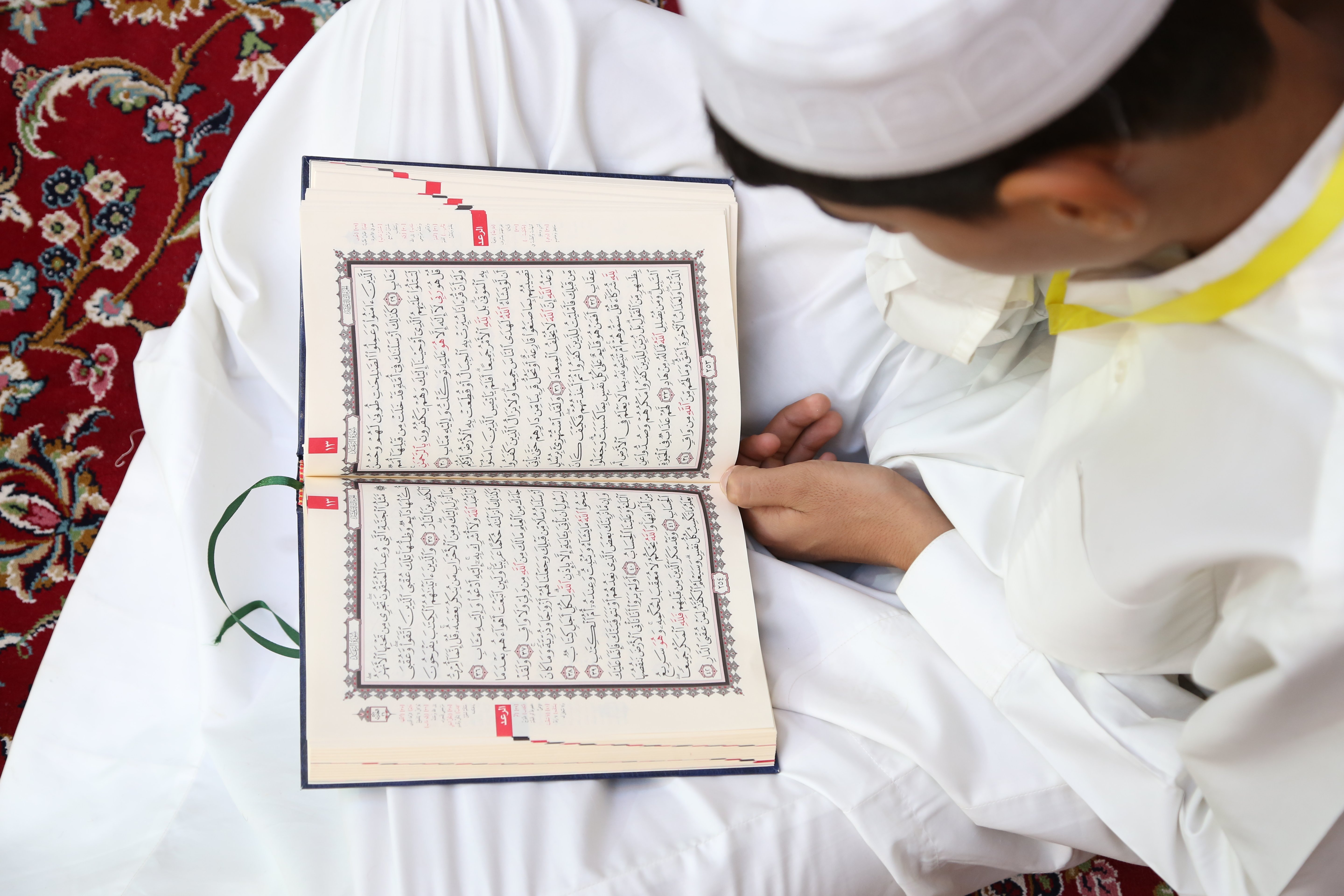 المؤمنون يتزاحمون على مائدة الكتاب العزيز من خلال الختمة القرآنية الرمضانية في الصحن العباسي الشريف.