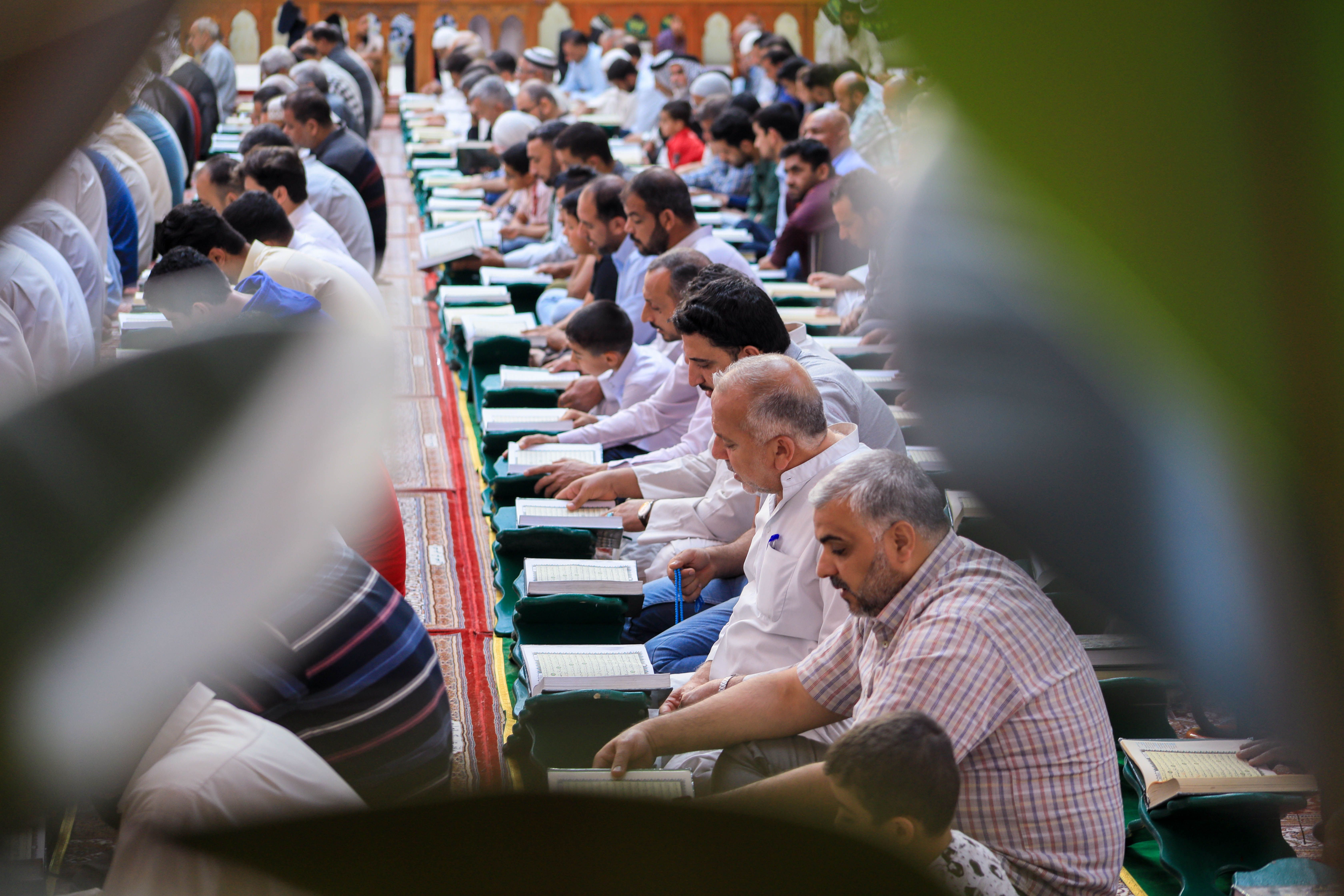 جانب من اليوم الثاني للختمة القرآنية الرمضانية المرتلة في الصحن العباسي الشريف التي يقيمها معهد القرآن الكريم